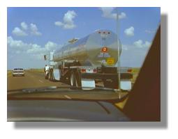 Truck mit "glnzendem" Anhnger auf dem Freeway nach Vegas